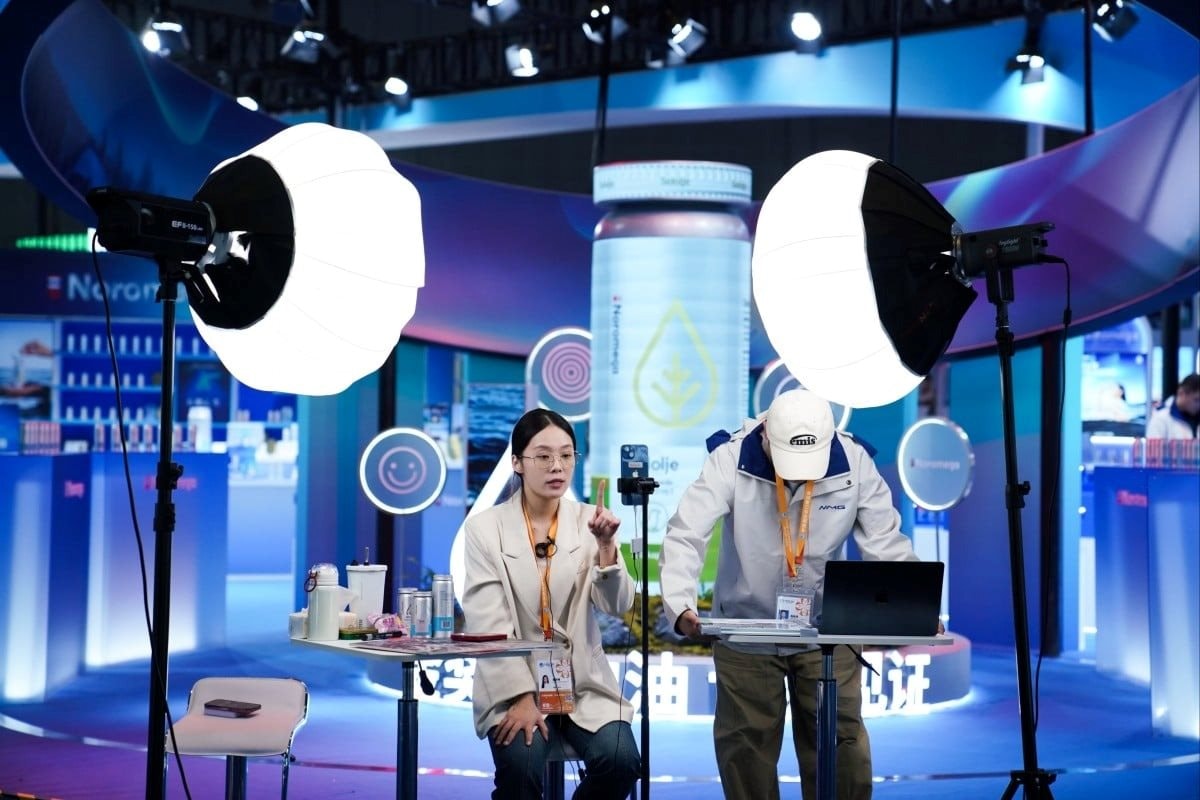 Thất nghiệp, giới trẻ Trung Quốc rải CV săn việc tại nơi không ngờ tới, vừa có thêm thu nhập, vừa mở rộng quan hệ - Ảnh 1