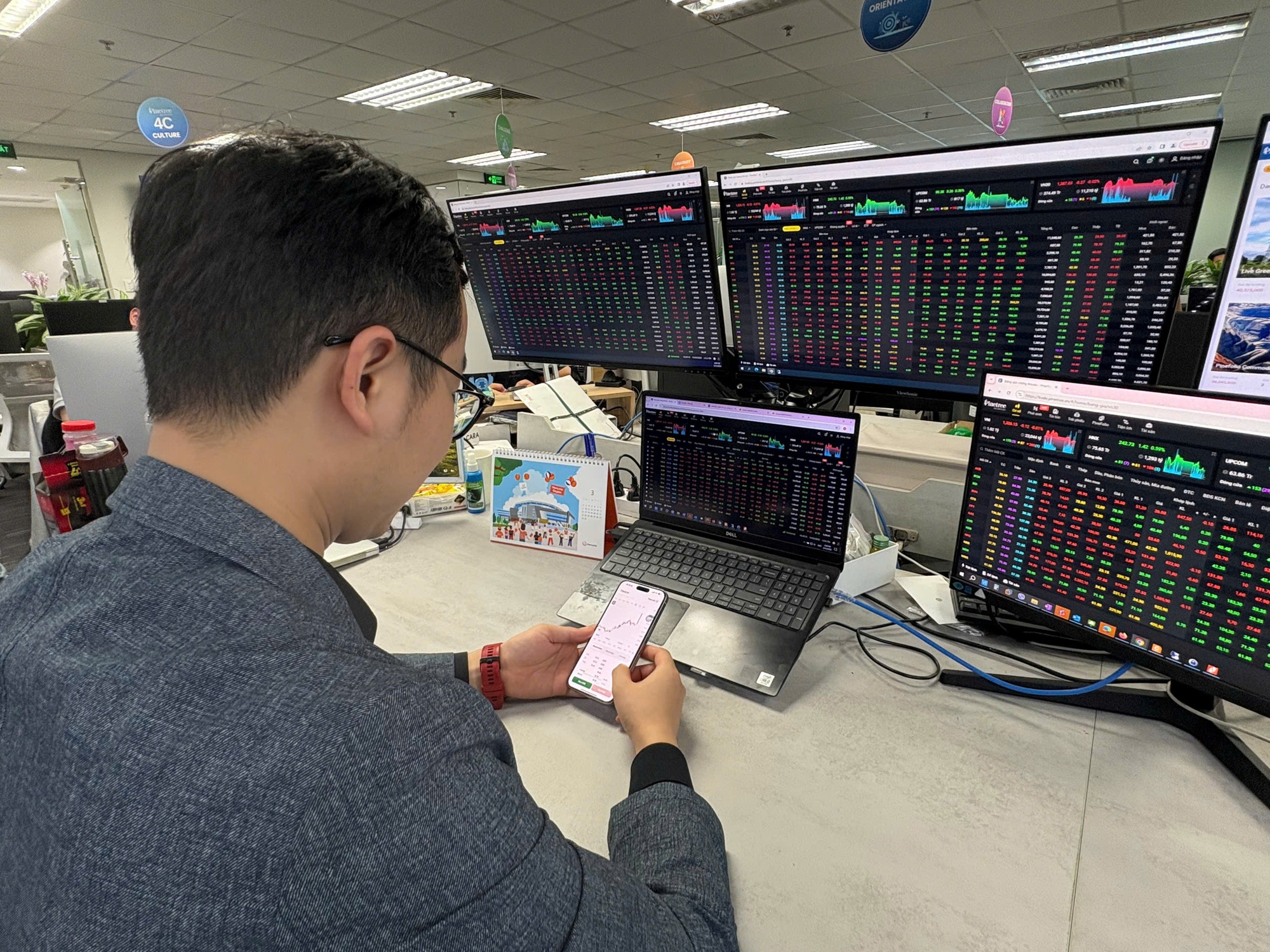 Chứng khoán mất 200 điểm: Diễn biến bình thường - Ảnh 1