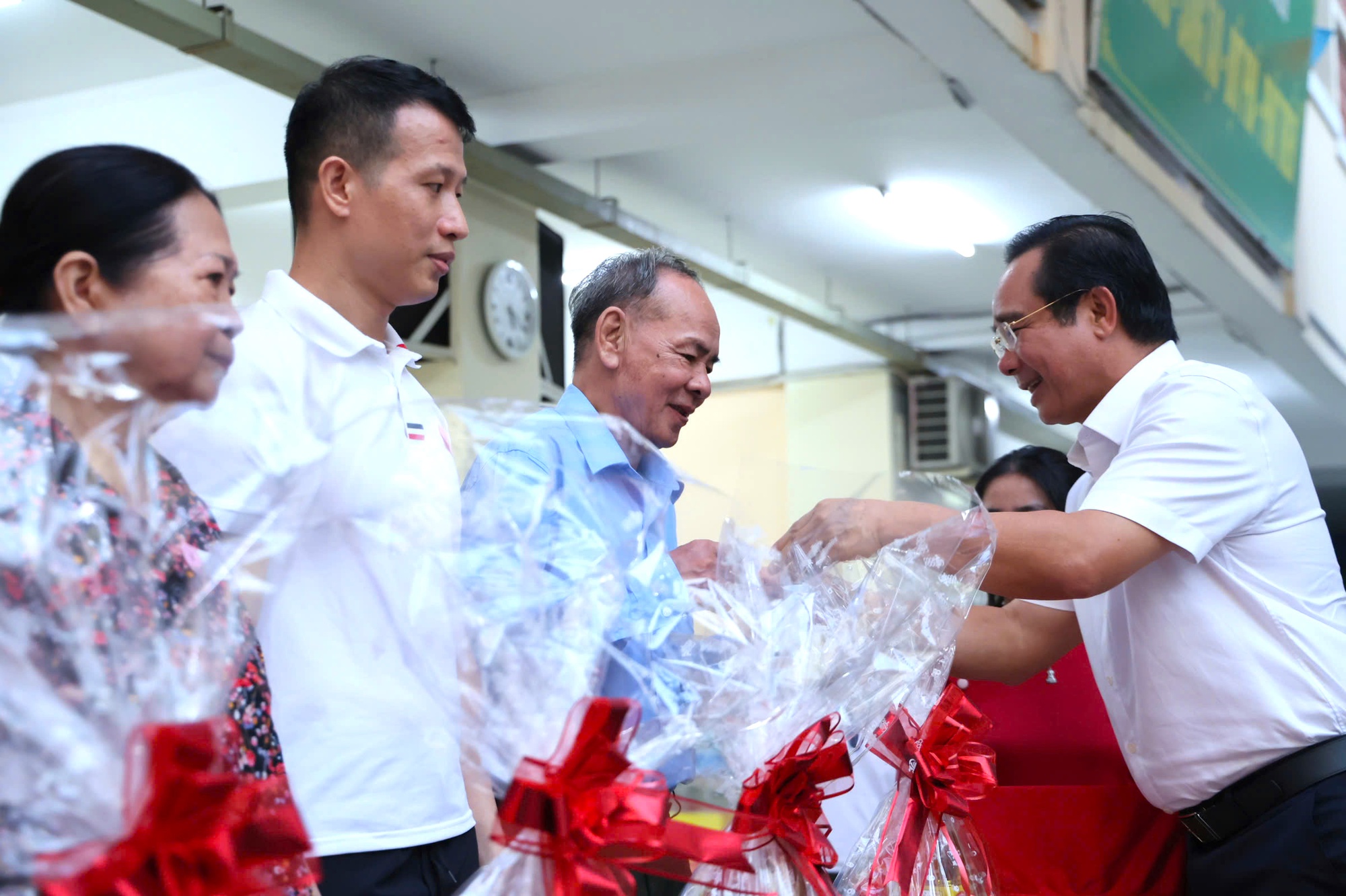 Chủ tịch UBND TP HCM: Thành phố sẽ triển khai đồng loạt nhiều dự án lớn - Ảnh 2