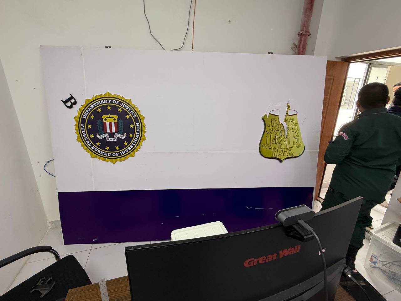 24 buồng gọi, 19 hộ chiếu, 20 điện thoại và phông nền FBI: Đột kích bên trong hang ổ lừa đảo xuyên quốc gia tại Campuchia - Ảnh 3