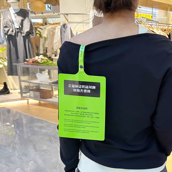 Nhãn mác to như iPad- chiêu chống trả hàng cực dị của cửa hàng Trung Quốc - Ảnh 2