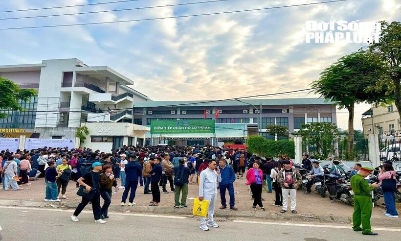 "Cuộc đua" nộp hồ sơ mua nhà ở xã hội: Cận cảnh dòng người chen chân tìm cơ hội an cư tại dự án CT3 Kim Chung - Ảnh 1