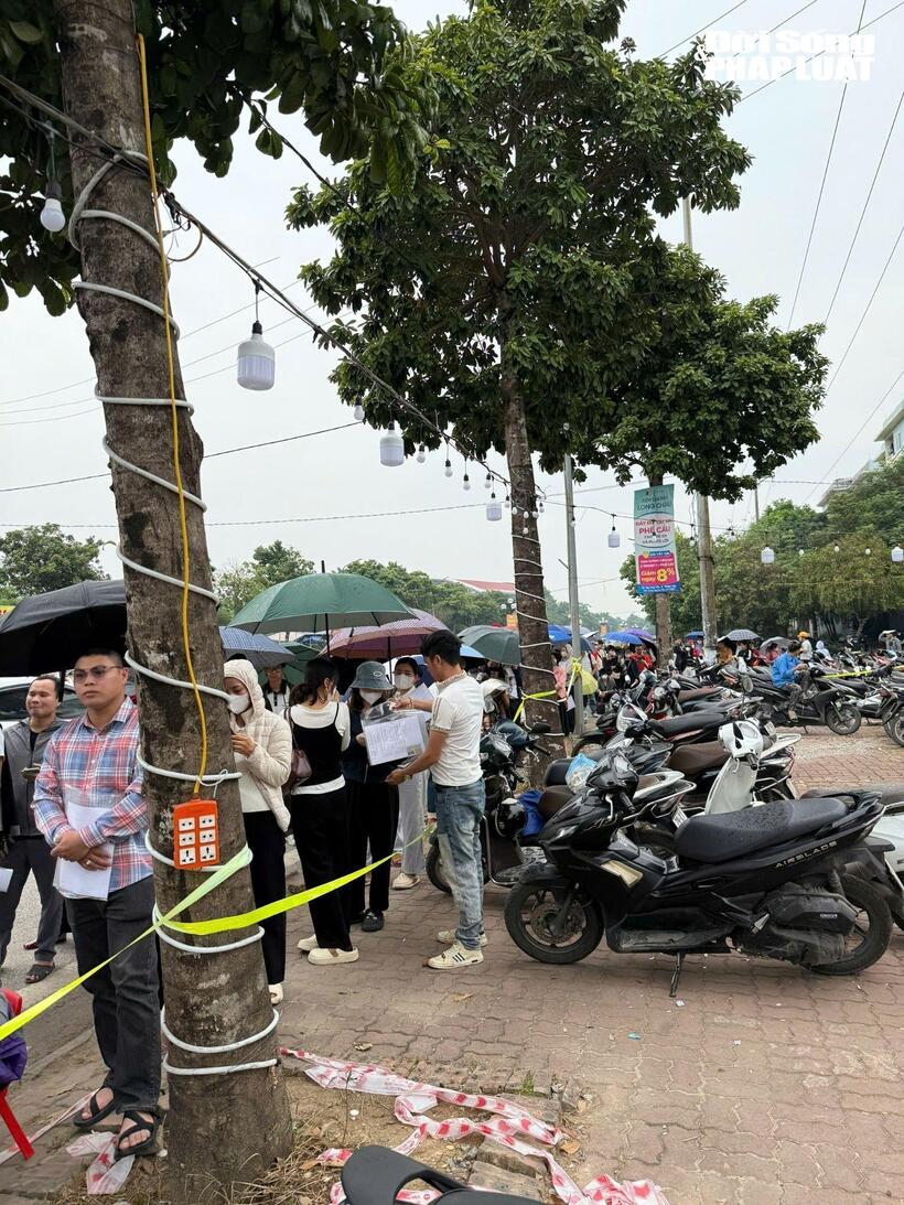 "Cuộc đua" nộp hồ sơ mua nhà ở xã hội: Cận cảnh dòng người chen chân tìm cơ hội an cư tại dự án CT3 Kim Chung - Ảnh 7