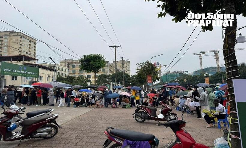 "Cuộc đua" nộp hồ sơ mua nhà ở xã hội: Cận cảnh dòng người chen chân tìm cơ hội an cư tại dự án CT3 Kim Chung - Ảnh 2