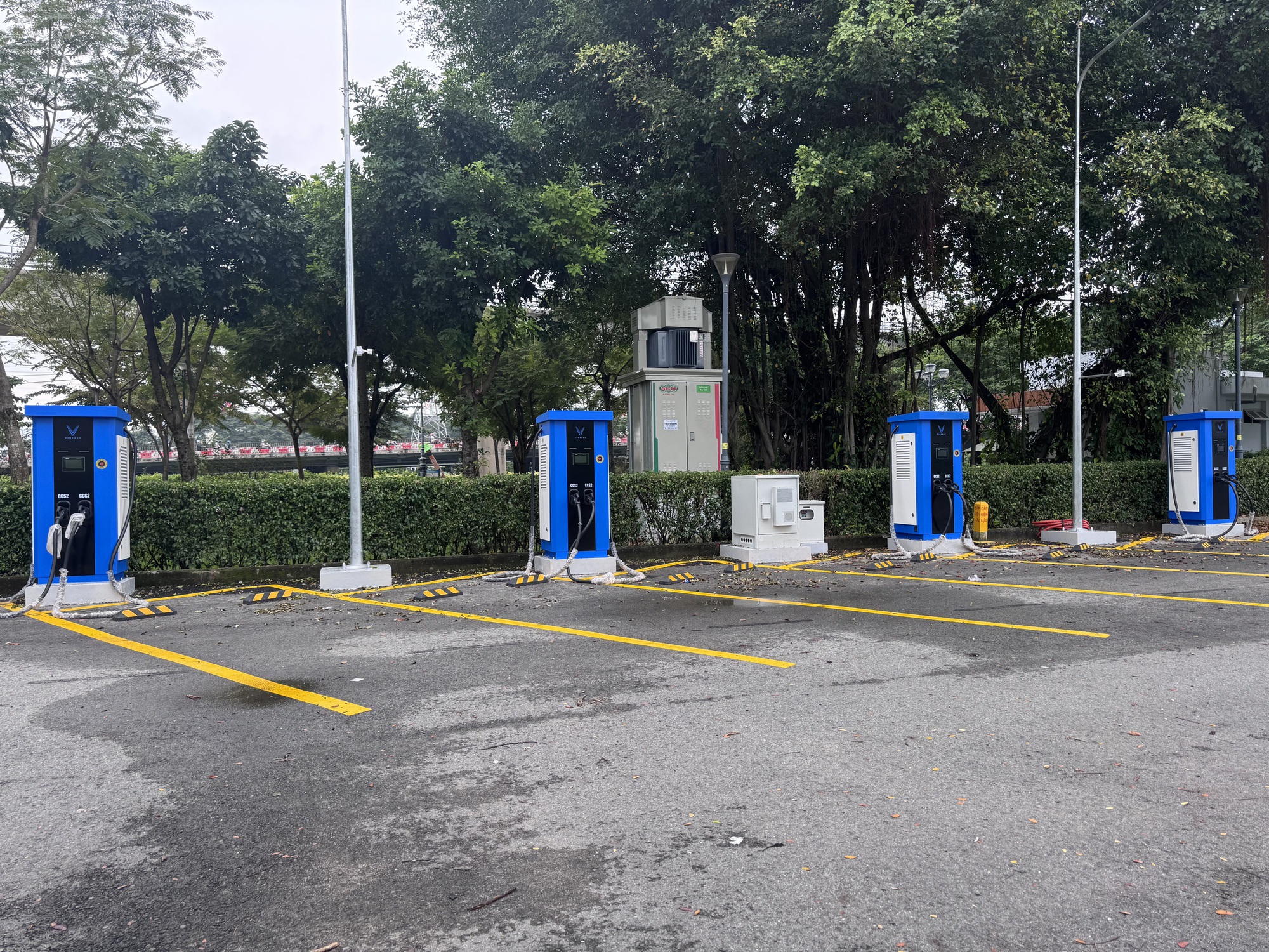 Trạm sạc ô tô điện VinFast xuất hiện ngày càng nhiều ở trung tâm TP HCM - Ảnh 2