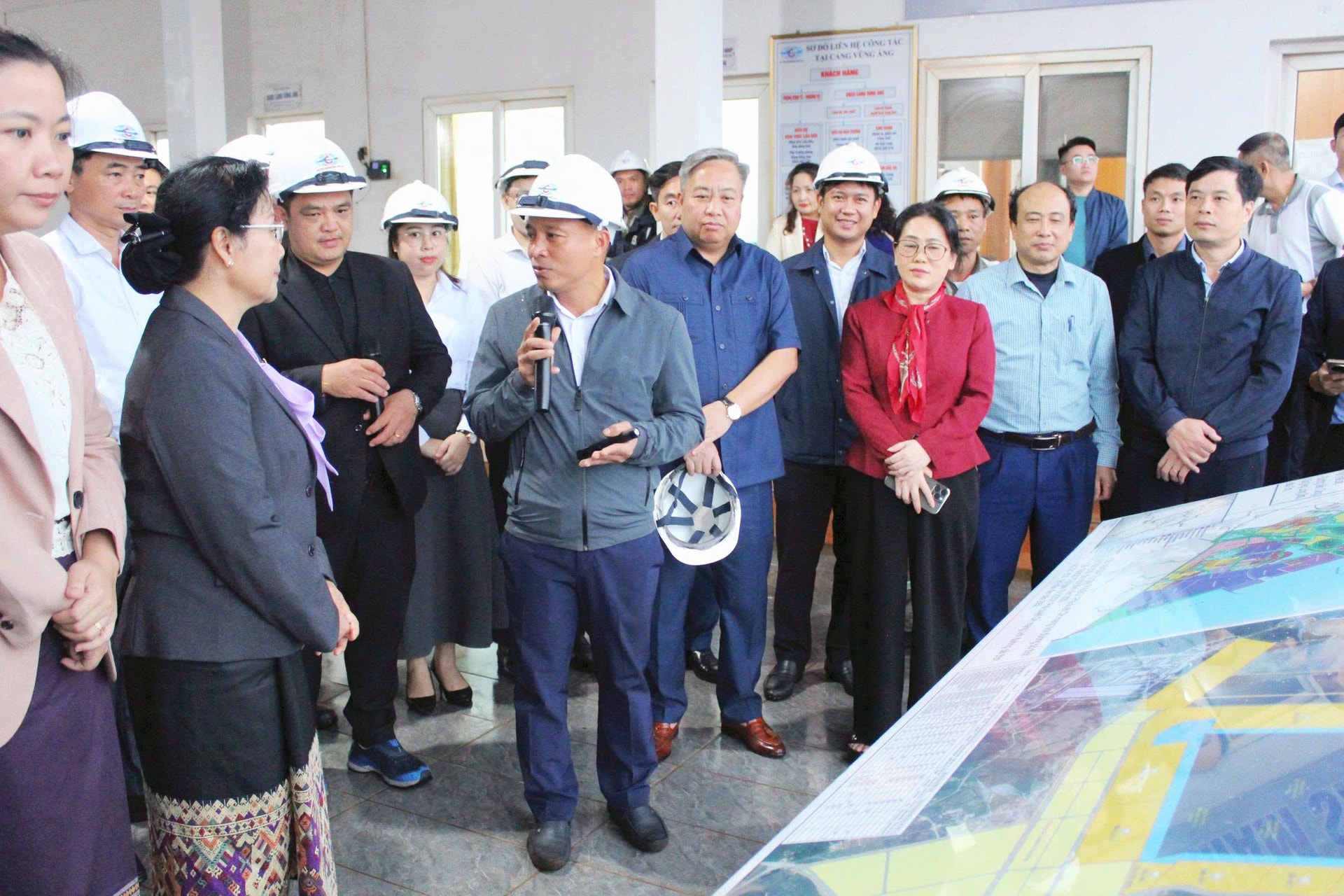 Thăm Khu kinh tế thu hút đầu tư hơn 19 tỷ USD của Việt Nam, lãnh đạo Lào ấn tượng vì điều gì? - Ảnh 2