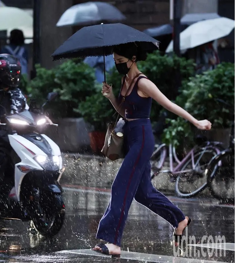 “Quái vật” Phượng hoàng hình thành, cảnh báo bão mạnh cấp siêu bão - Ảnh 1