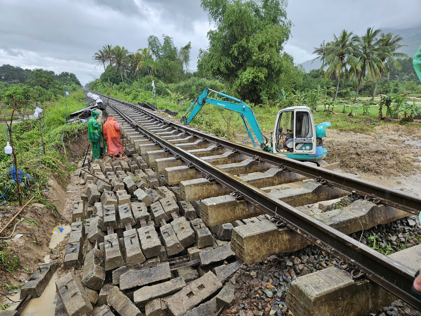 Mưa lũ miền Trung: Ray đường sắt treo lơ lửng, nhiều quốc lộ nứt toác - Ảnh 1
