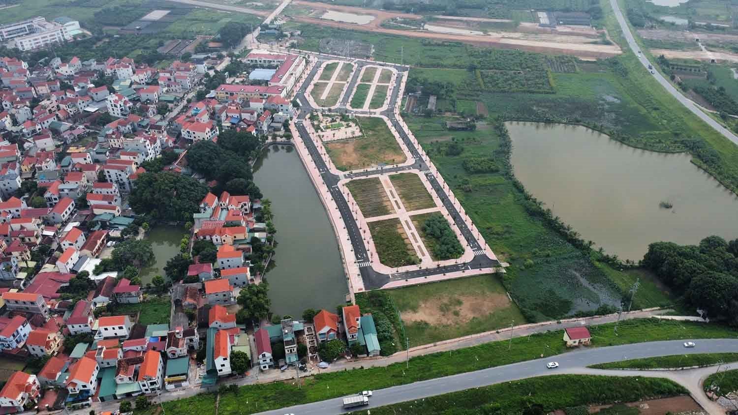 Hà Nội thông qua bảng giá đất mới: Nội thành cao nhất 702 triệu đồng/m2, ngoại thành biến động mạnh - Ảnh 1