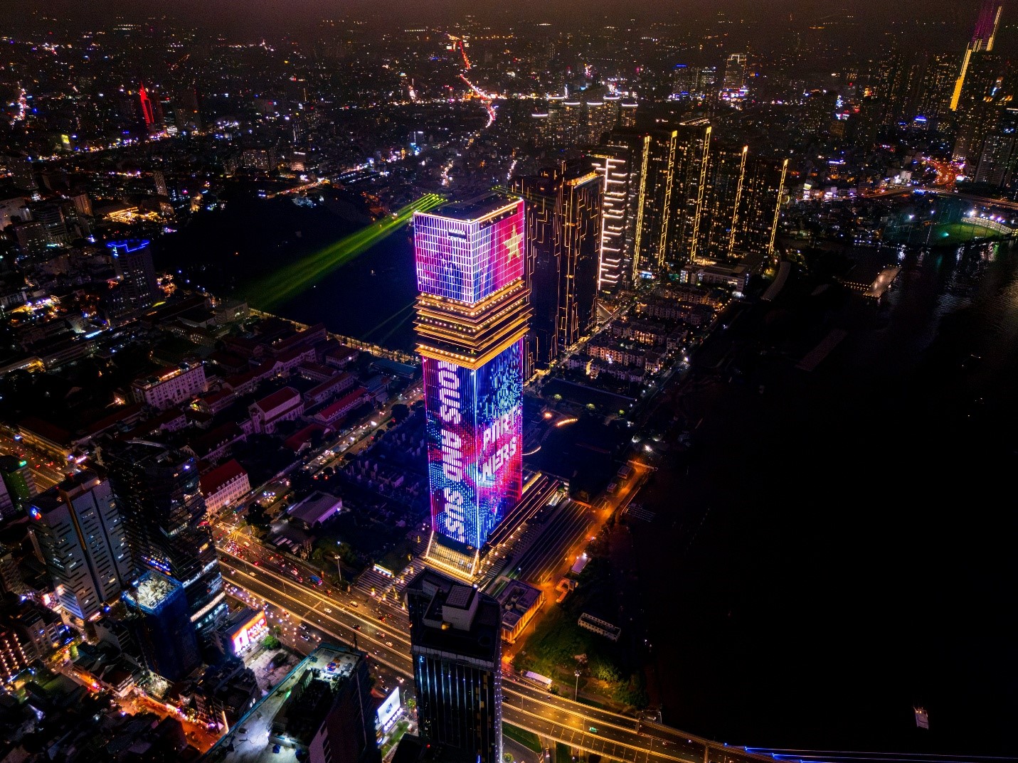 Tòa tháp Saigon Marina IFC rực sáng chào mừng đối tác chiến lược toàn diện Việt - Anh - Ảnh 2