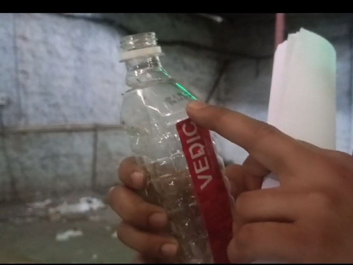 Đột kích một nhà kho, công an triệt phá đường dây sản xuất nước lọc giả quy mô lớn - chủ sở hữu là con trai Cựu Chủ tịch Hội đồng thành phố - Ảnh 2