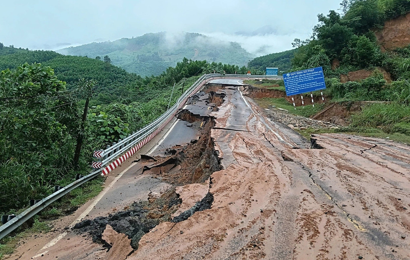 Đứt gãy giao thông sau lũ: Lập phương án khẩn cấp, đề xuất thi công theo lệnh đặc biệt - Ảnh 2