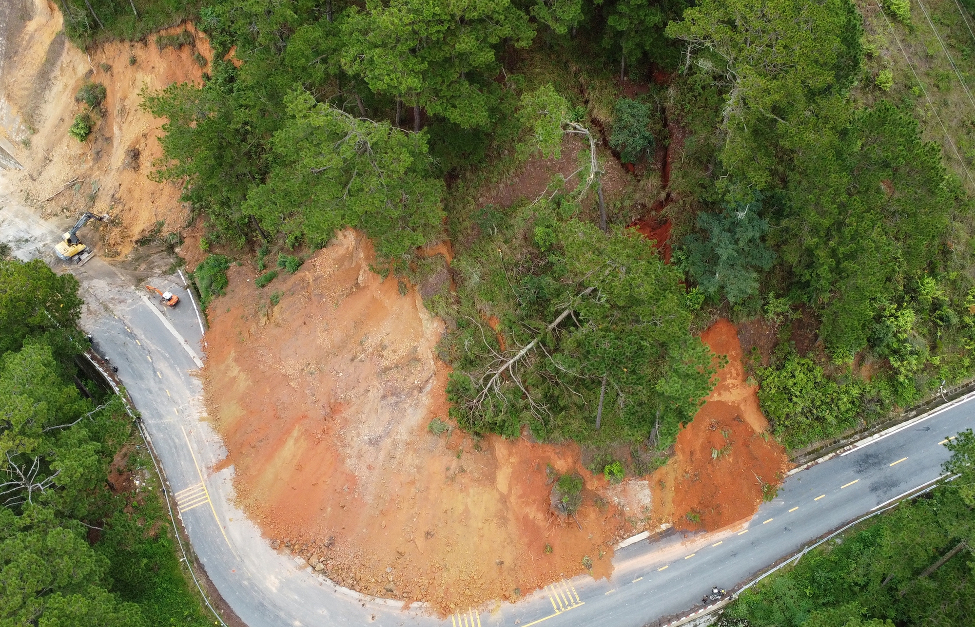 Hơn 9 tỉ đồng để khẩn cấp khắc phục sạt lở đèo D'ran và Gia Bắc - Ảnh 1