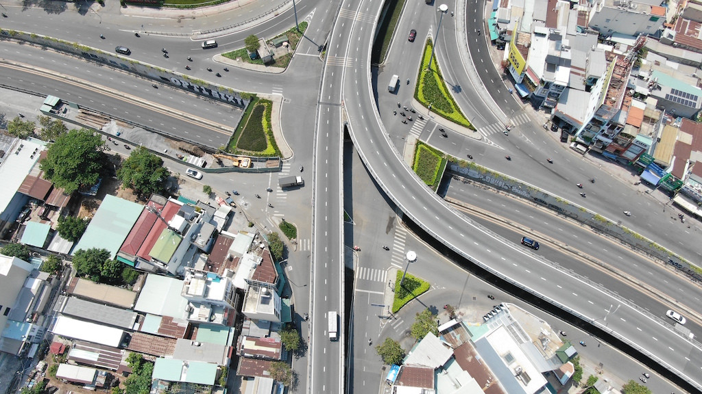 Loạt tuyến phố ở TPHCM 'gánh' hàng trăm tòa chung cư - Ảnh 8