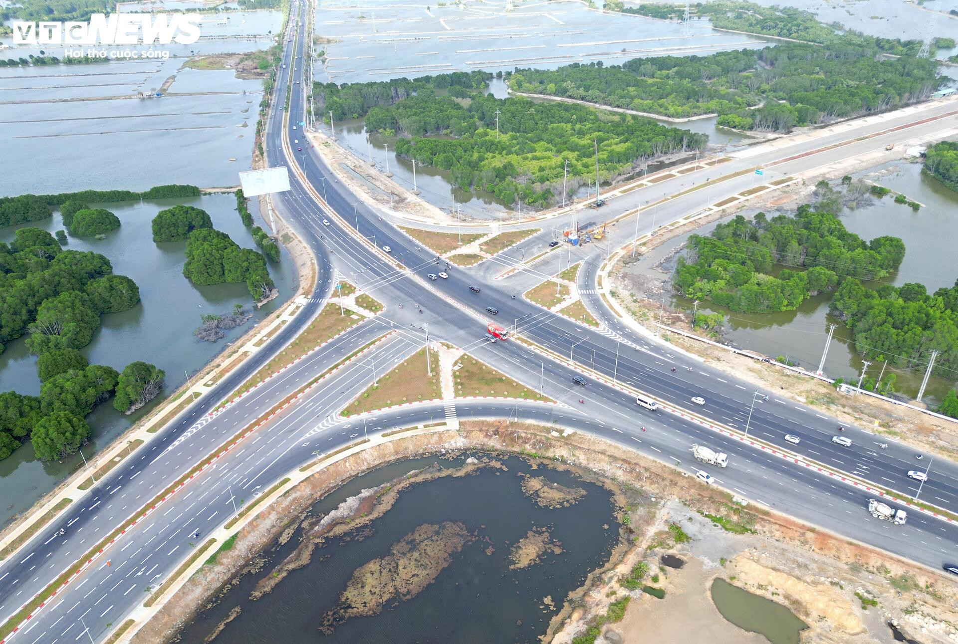 Tấp nập thi công đường ven biển 7.000 tỷ nối TP.HCM - Lâm Đồng - Ảnh 3