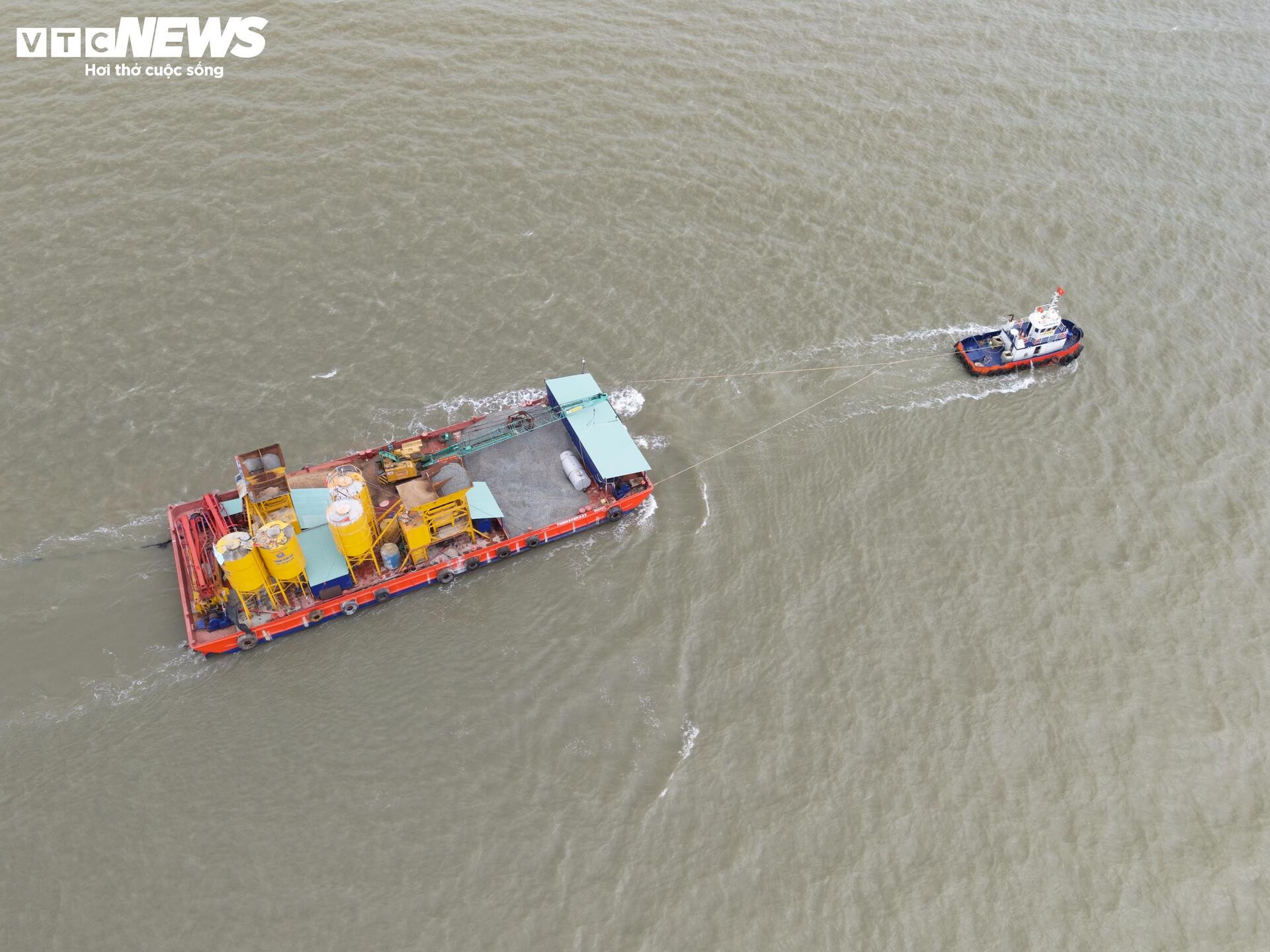 Tấp nập thi công cầu đường vượt biển dài nhất Việt Nam - Ảnh 14