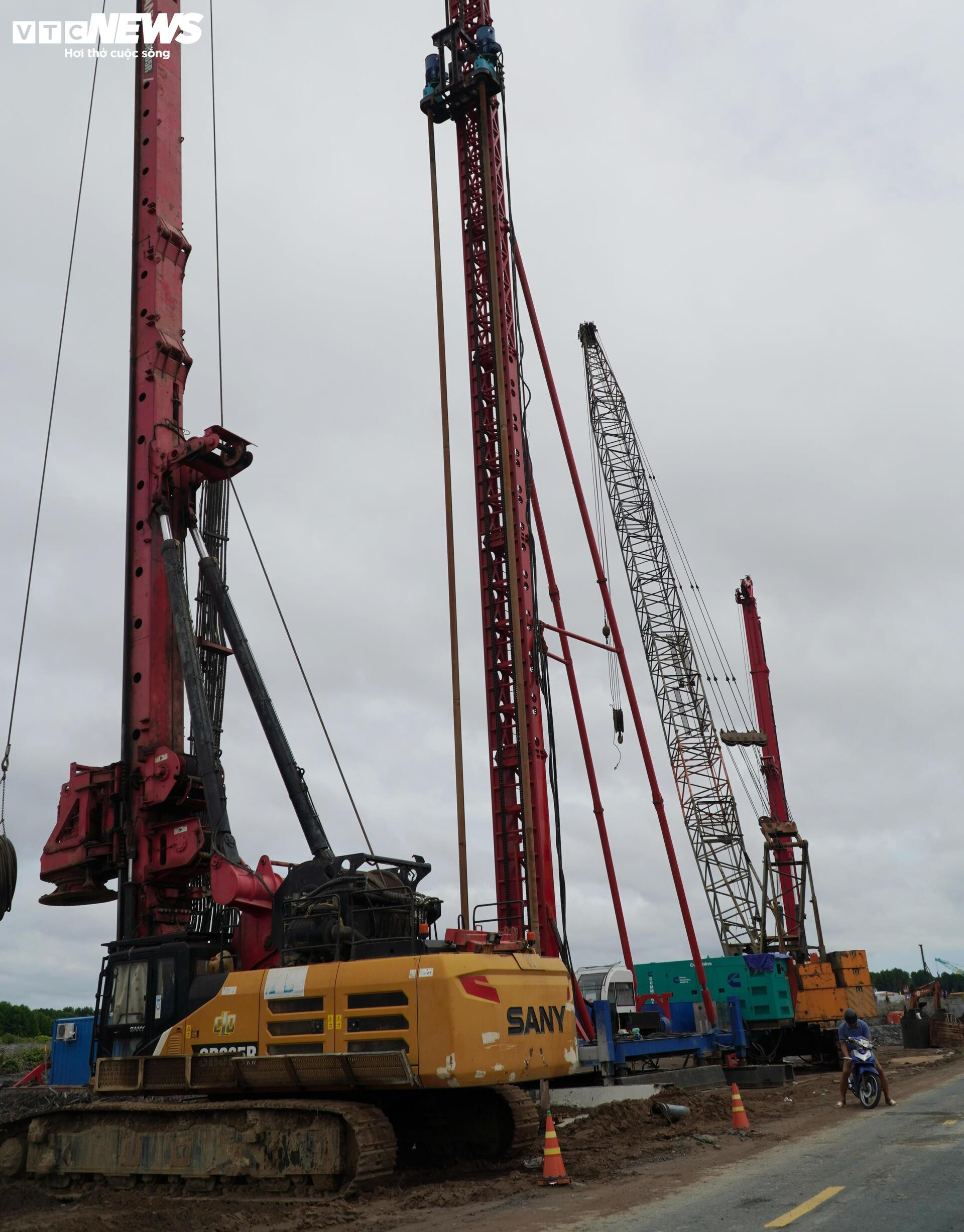 Tấp nập thi công cầu đường vượt biển dài nhất Việt Nam - Ảnh 7