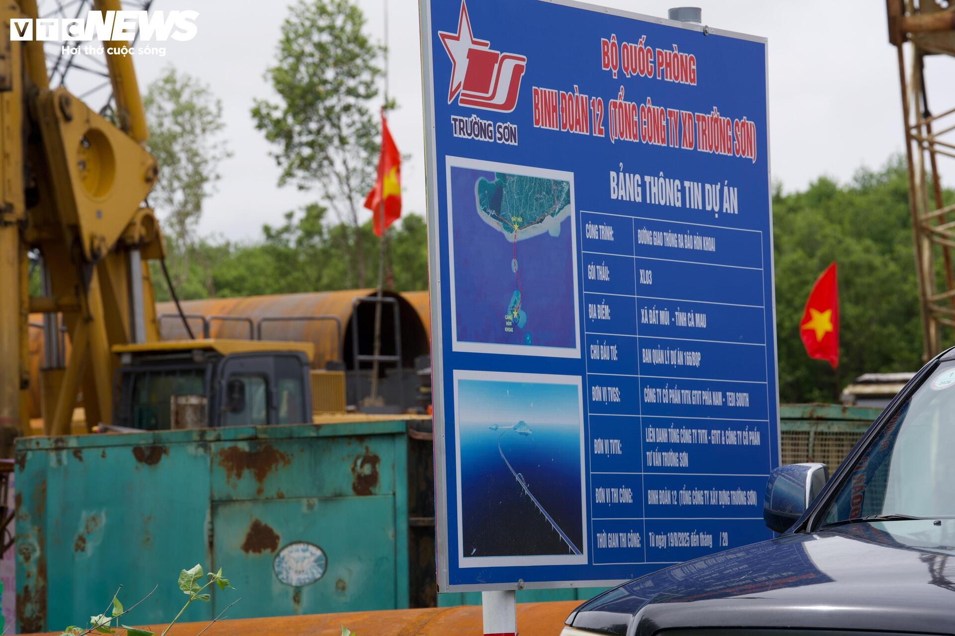 Tấp nập thi công cầu đường vượt biển dài nhất Việt Nam - Ảnh 9