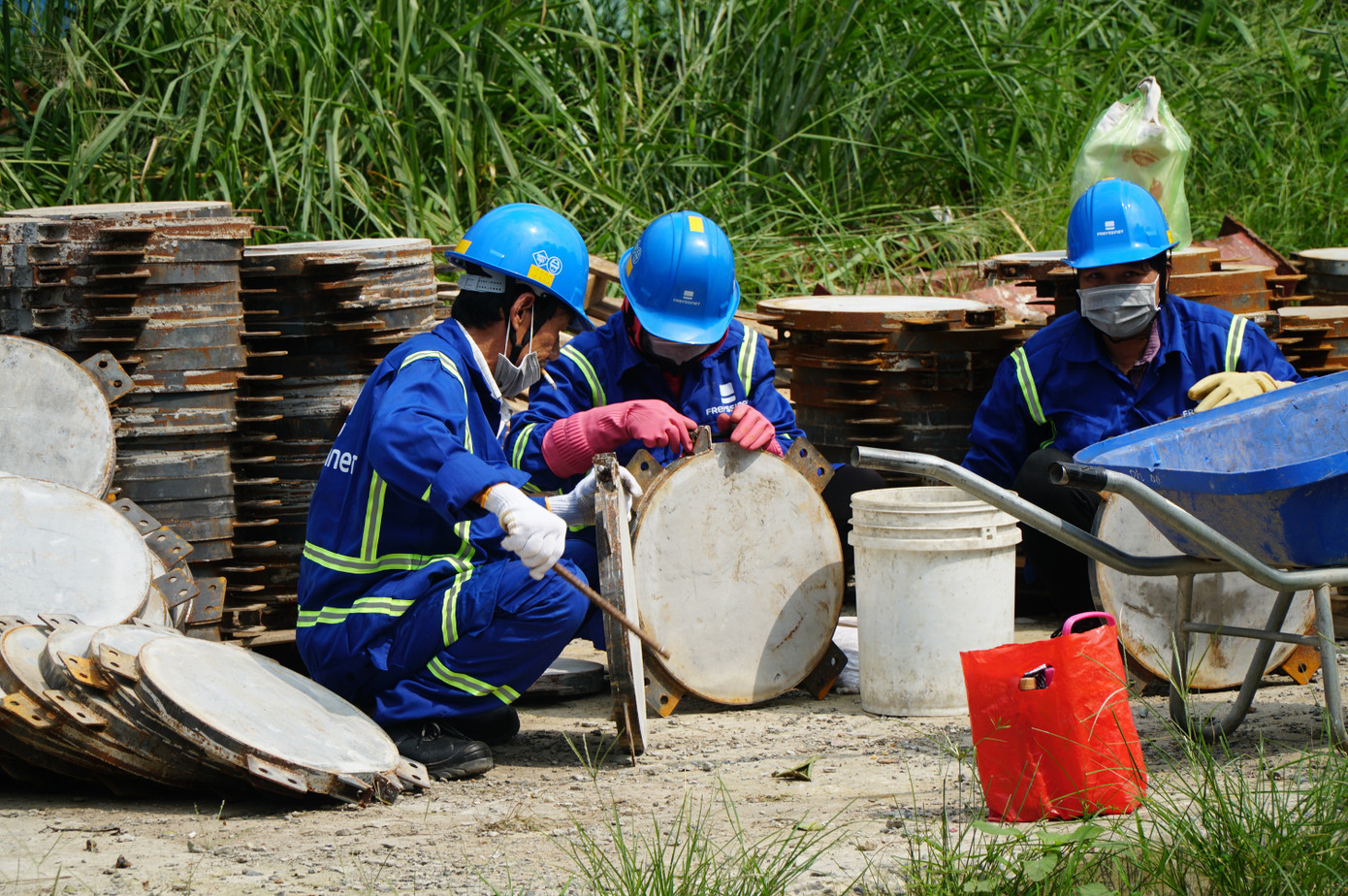 'Thần đèn' nâng cây cầu trên tuyến huyết mạch TPHCM lên 1,25 m - Ảnh 6
