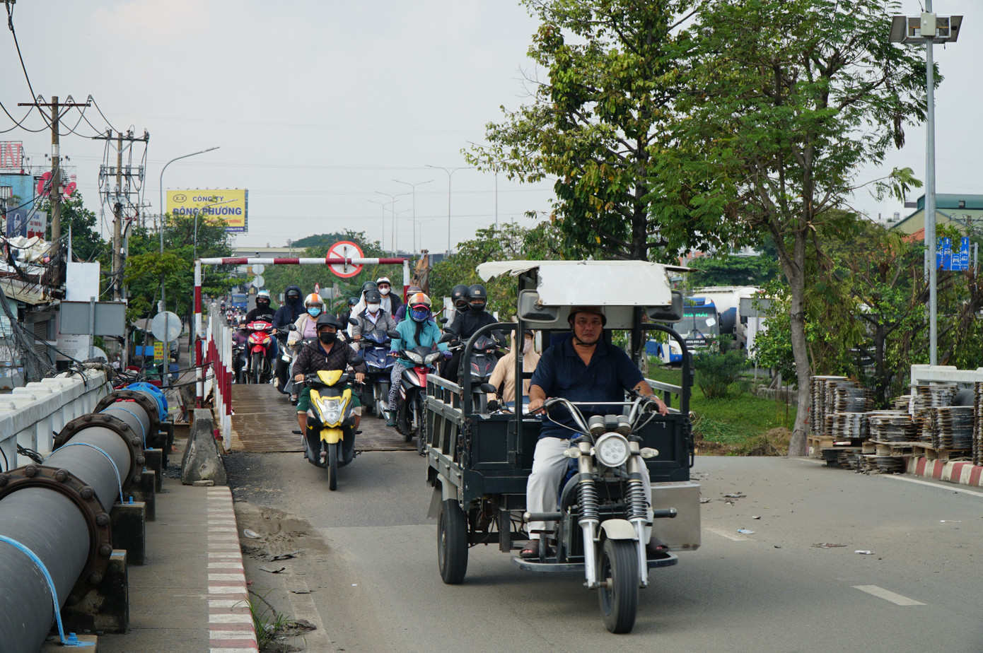 'Thần đèn' nâng cây cầu trên tuyến huyết mạch TPHCM lên 1,25 m - Ảnh 4