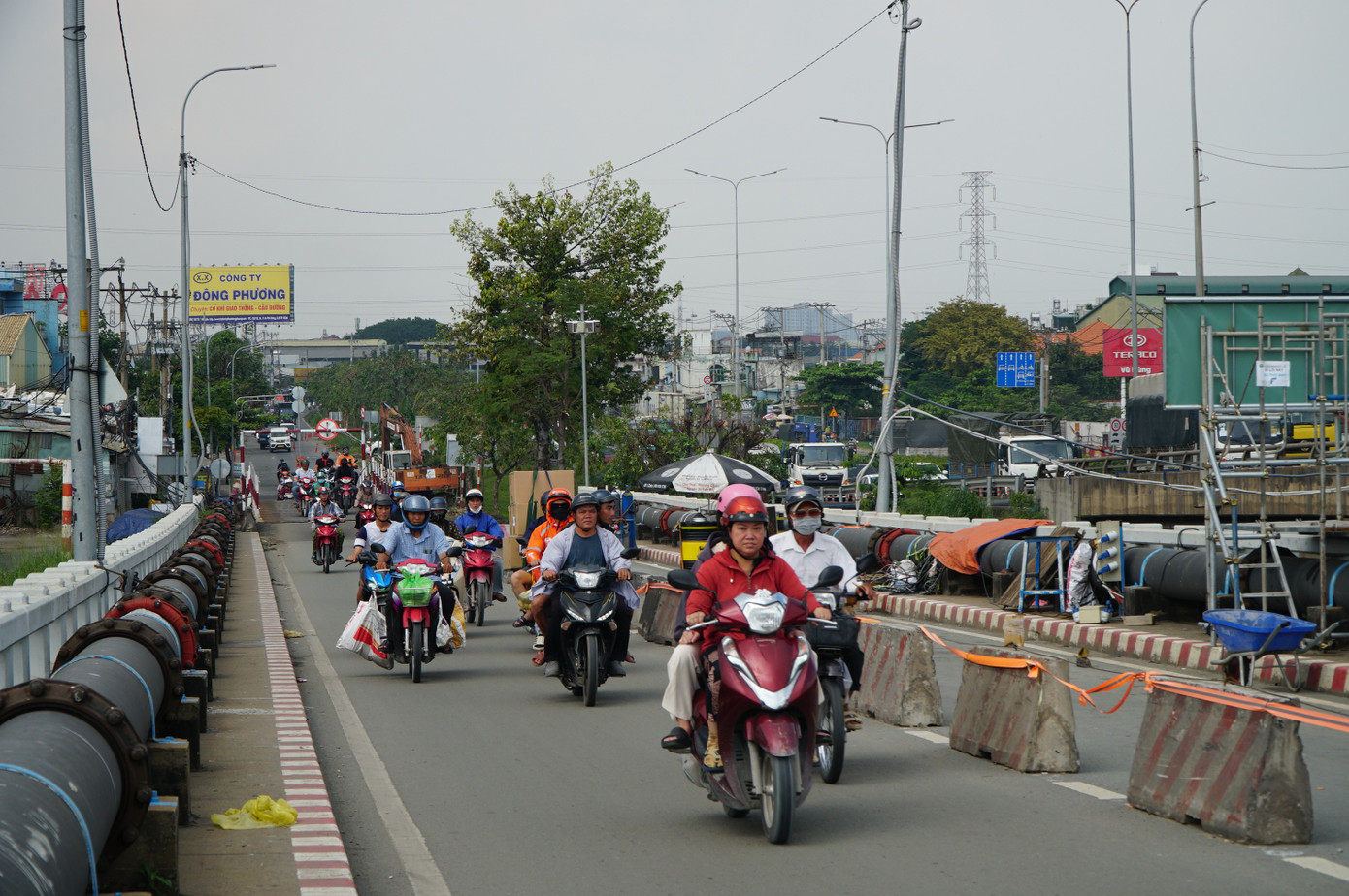 'Thần đèn' nâng cây cầu trên tuyến huyết mạch TPHCM lên 1,25 m - Ảnh 5