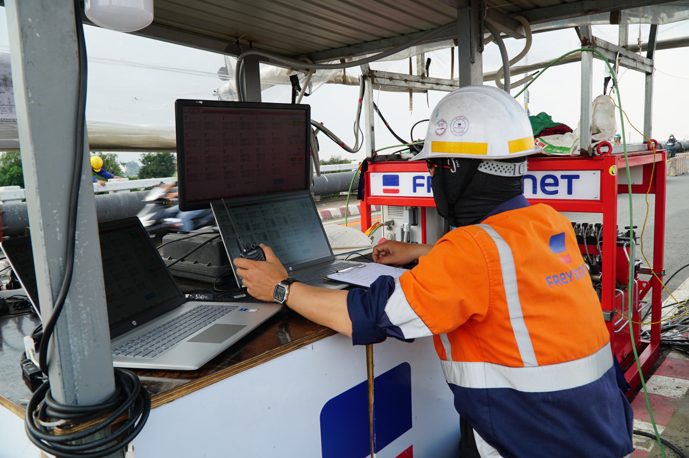 'Thần đèn' nâng cây cầu trên tuyến huyết mạch TPHCM lên 1,25 m - Ảnh 7