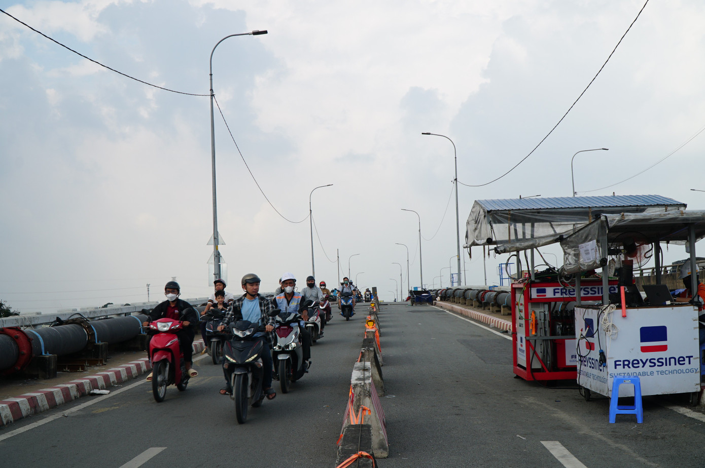 'Thần đèn' nâng cây cầu trên tuyến huyết mạch TPHCM lên 1,25 m - Ảnh 9