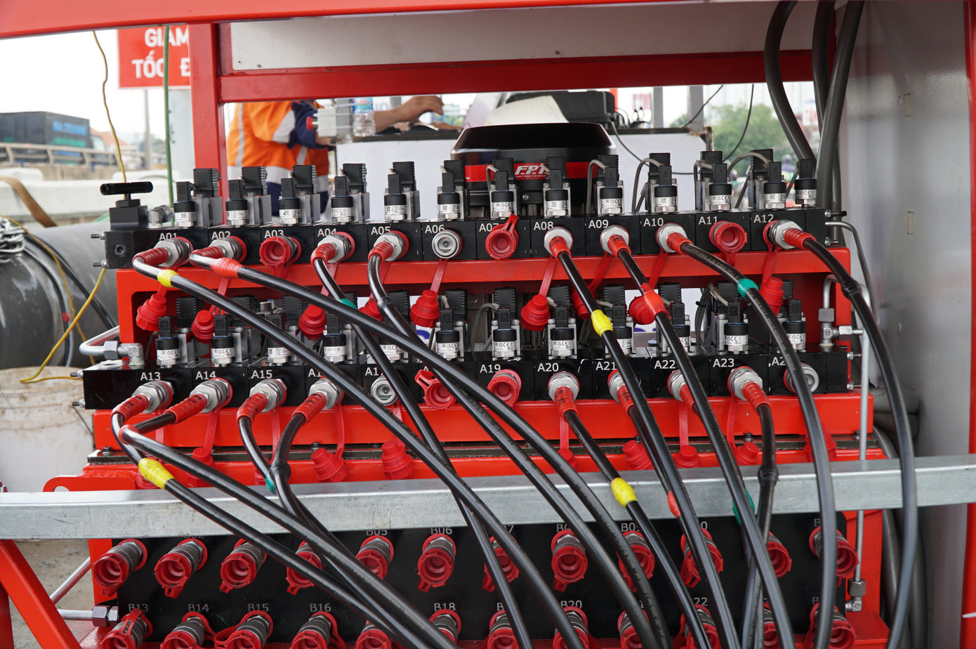 'Thần đèn' nâng cây cầu trên tuyến huyết mạch TPHCM lên 1,25 m - Ảnh 8