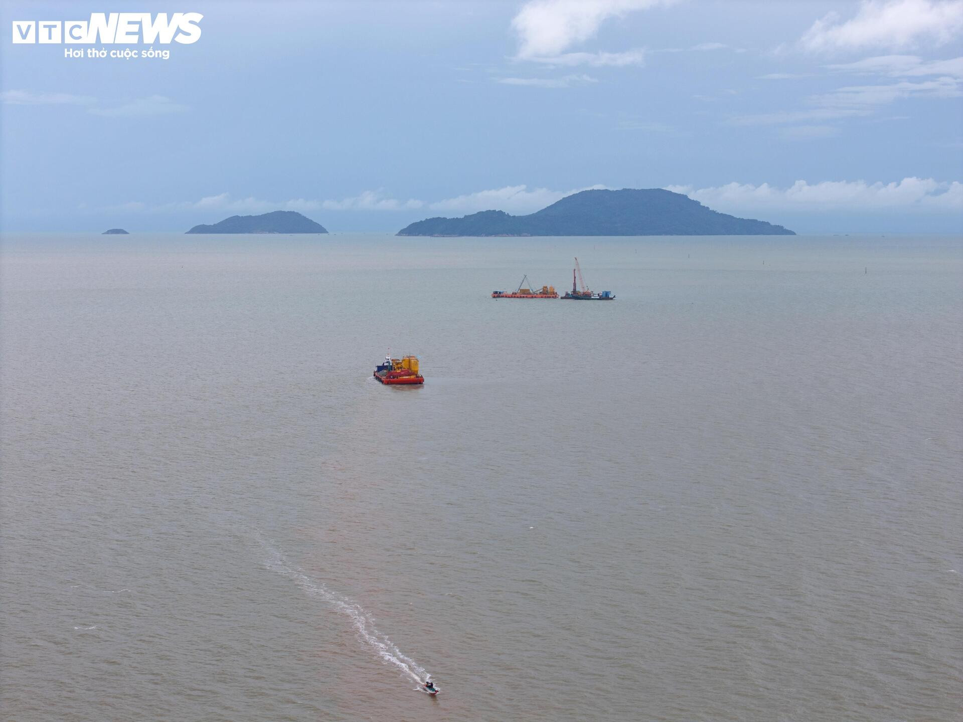 Tấp nập thi công cầu đường vượt biển dài nhất Việt Nam - Ảnh 1