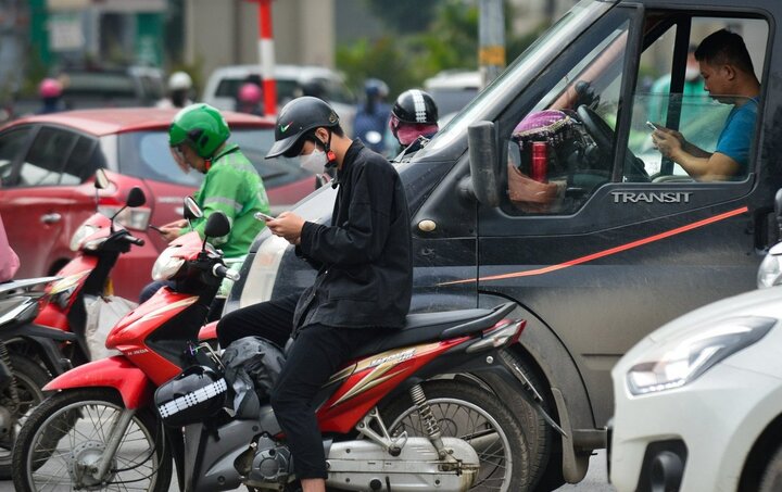 Dùng điện thoại di động khi dừng đèn đỏ có bị xử phạt? - Ảnh 1