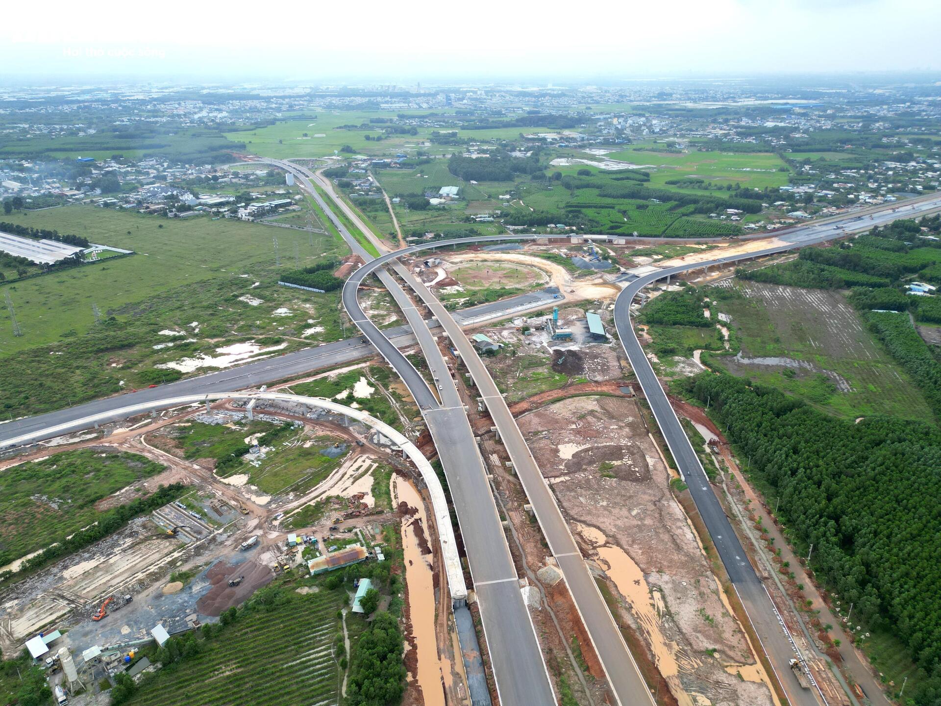 Toàn cảnh tuyến đường nối sân bay Long Thành trước ngày thông xe - Ảnh 1