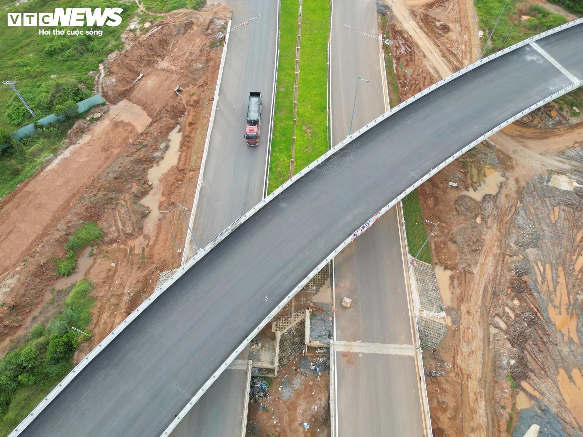 Toàn cảnh tuyến đường nối sân bay Long Thành trước ngày thông xe - Ảnh 3