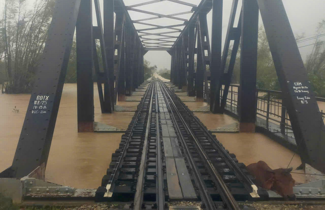 Đường sắt dừng tàu khách, khẩn cấp giữ cầu Luật Lễ - Ảnh 3