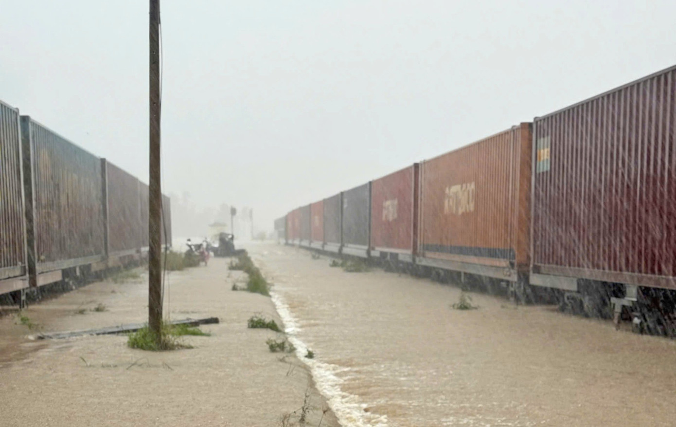 Đường sắt dừng tàu khách, khẩn cấp giữ cầu Luật Lễ - Ảnh 2