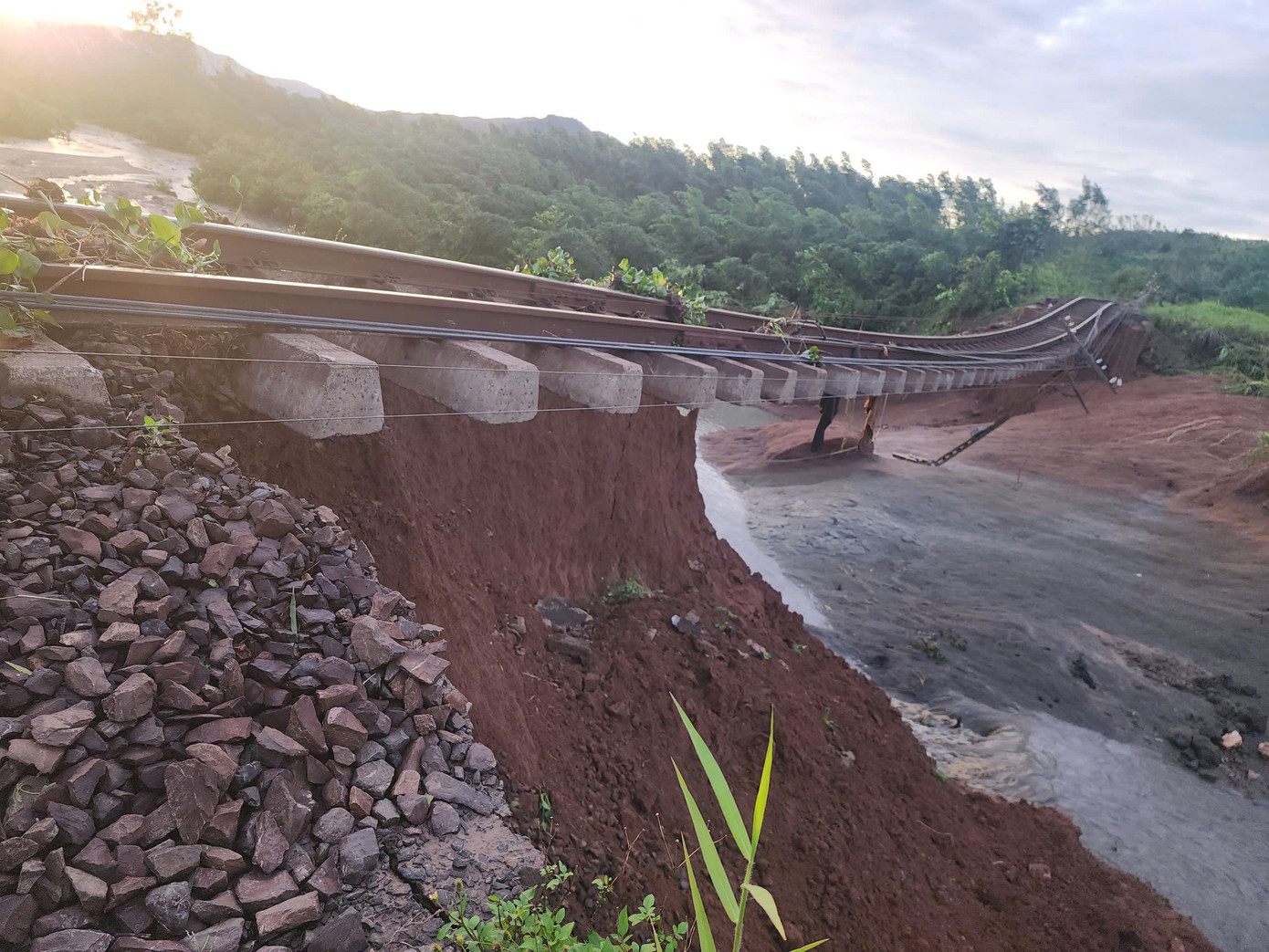 Đứt gãy giao thông sau lũ: Lập phương án khẩn cấp, đề xuất thi công theo lệnh đặc biệt - Ảnh 1