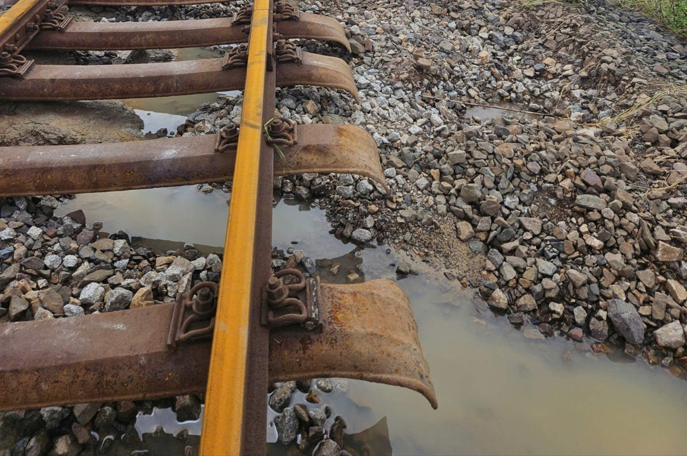 Tê liệt đường sắt Bắc - Nam, hơn 21.000 vé tàu hoàn trả khách - Ảnh 1