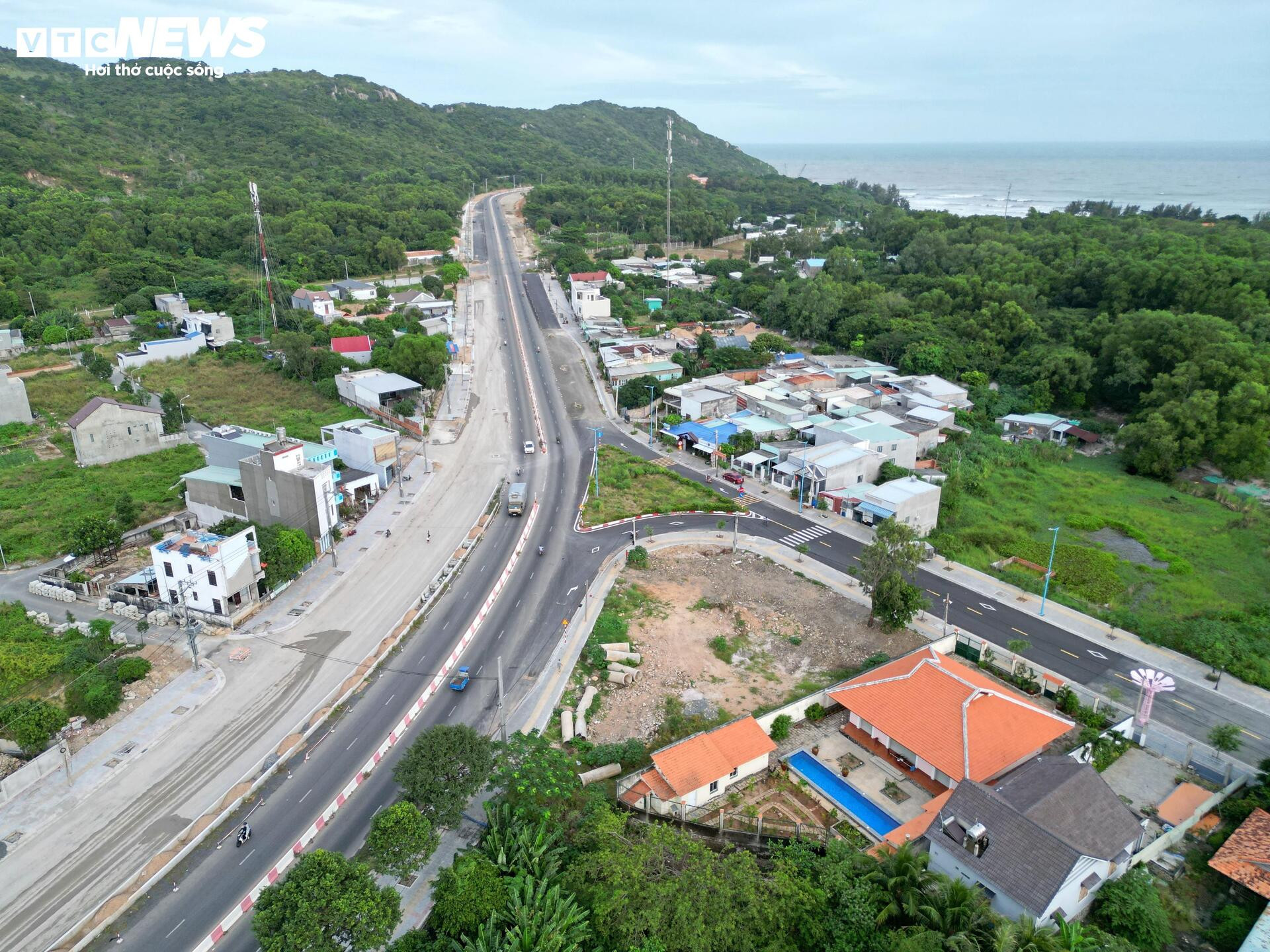 Tấp nập thi công đường ven biển 7.000 tỷ nối TP.HCM - Lâm Đồng - Ảnh 2