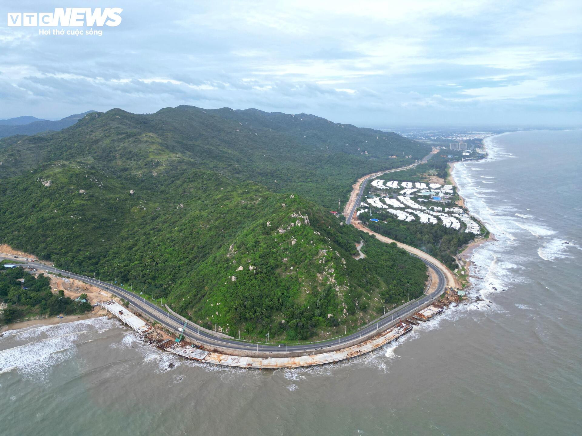 Tấp nập thi công đường ven biển 7.000 tỷ nối TP.HCM - Lâm Đồng - Ảnh 1