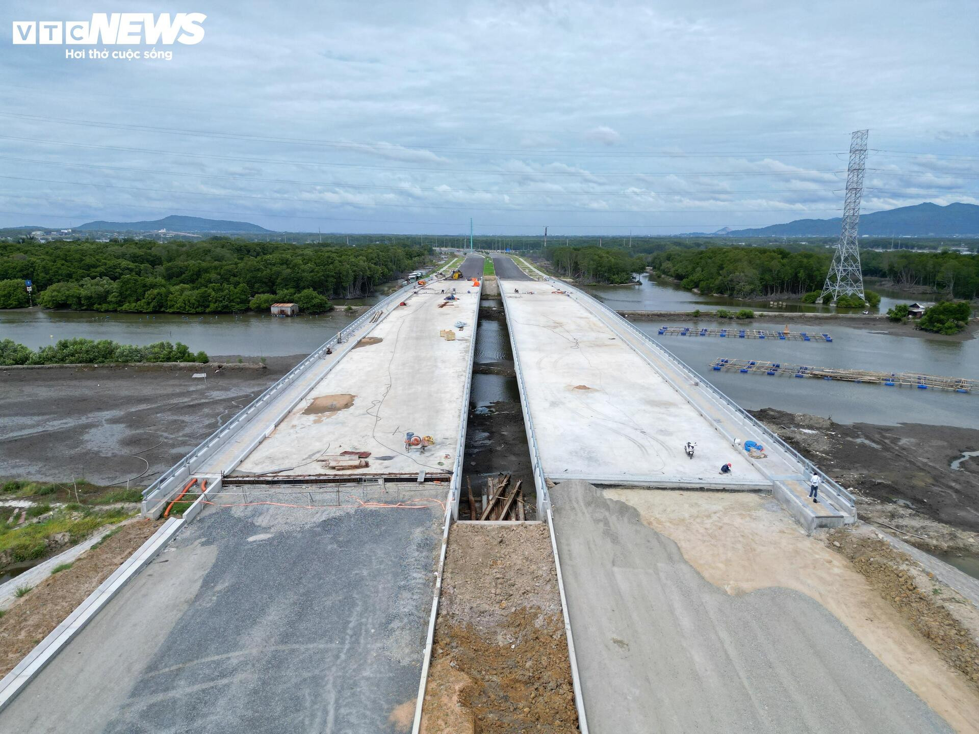 Tấp nập thi công đường ven biển 7.000 tỷ nối TP.HCM - Lâm Đồng - Ảnh 4