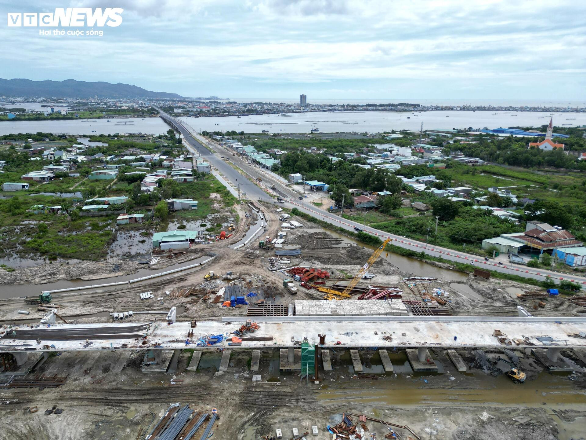 Tấp nập thi công đường ven biển 7.000 tỷ nối TP.HCM - Lâm Đồng - Ảnh 9