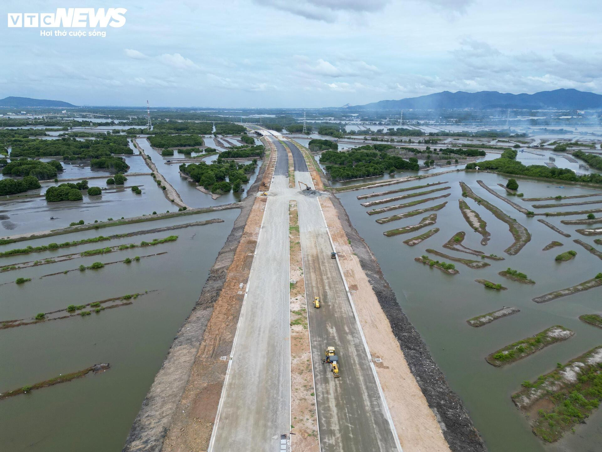 Tấp nập thi công đường ven biển 7.000 tỷ nối TP.HCM - Lâm Đồng - Ảnh 8