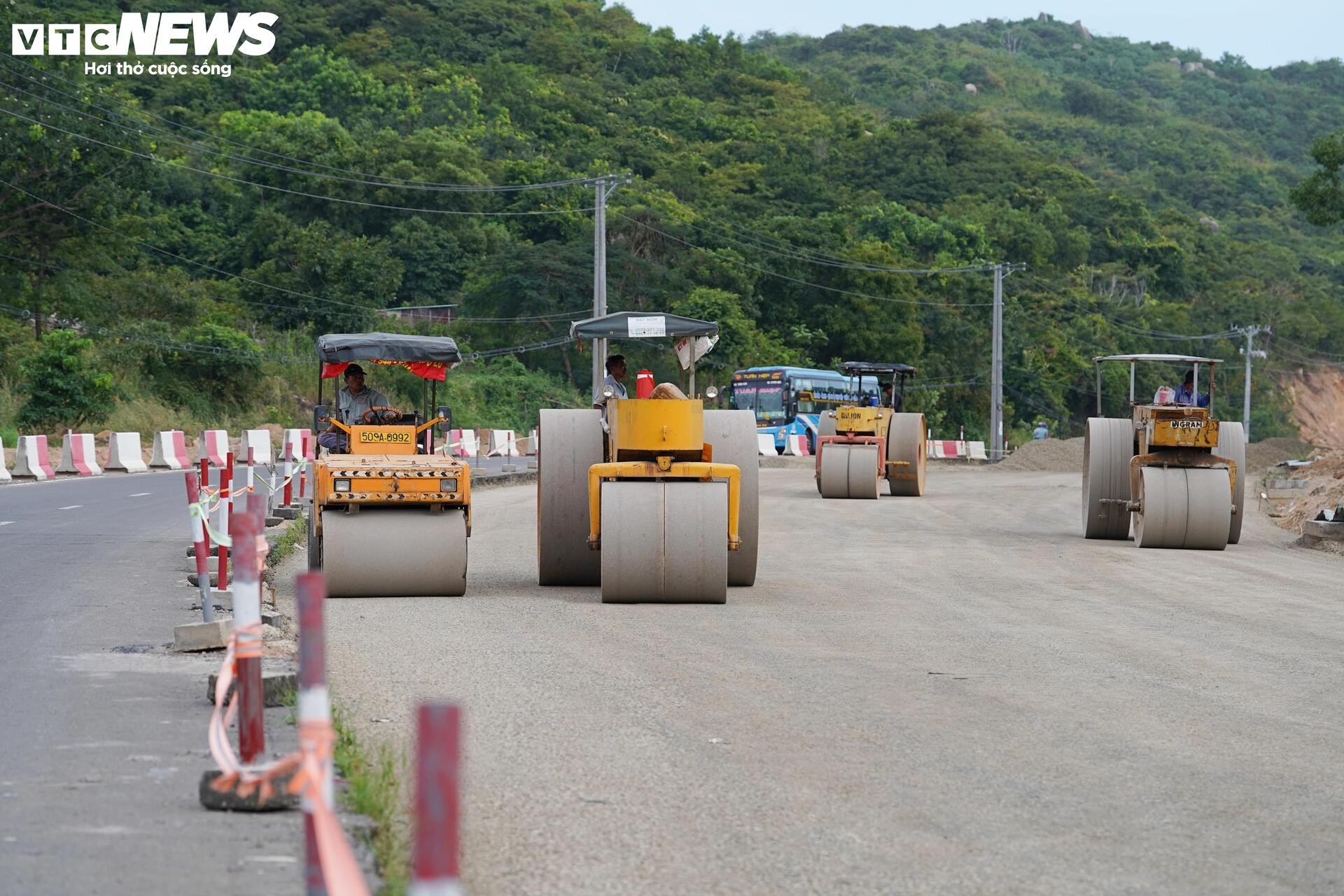 Tấp nập thi công đường ven biển 7.000 tỷ nối TP.HCM - Lâm Đồng - Ảnh 15