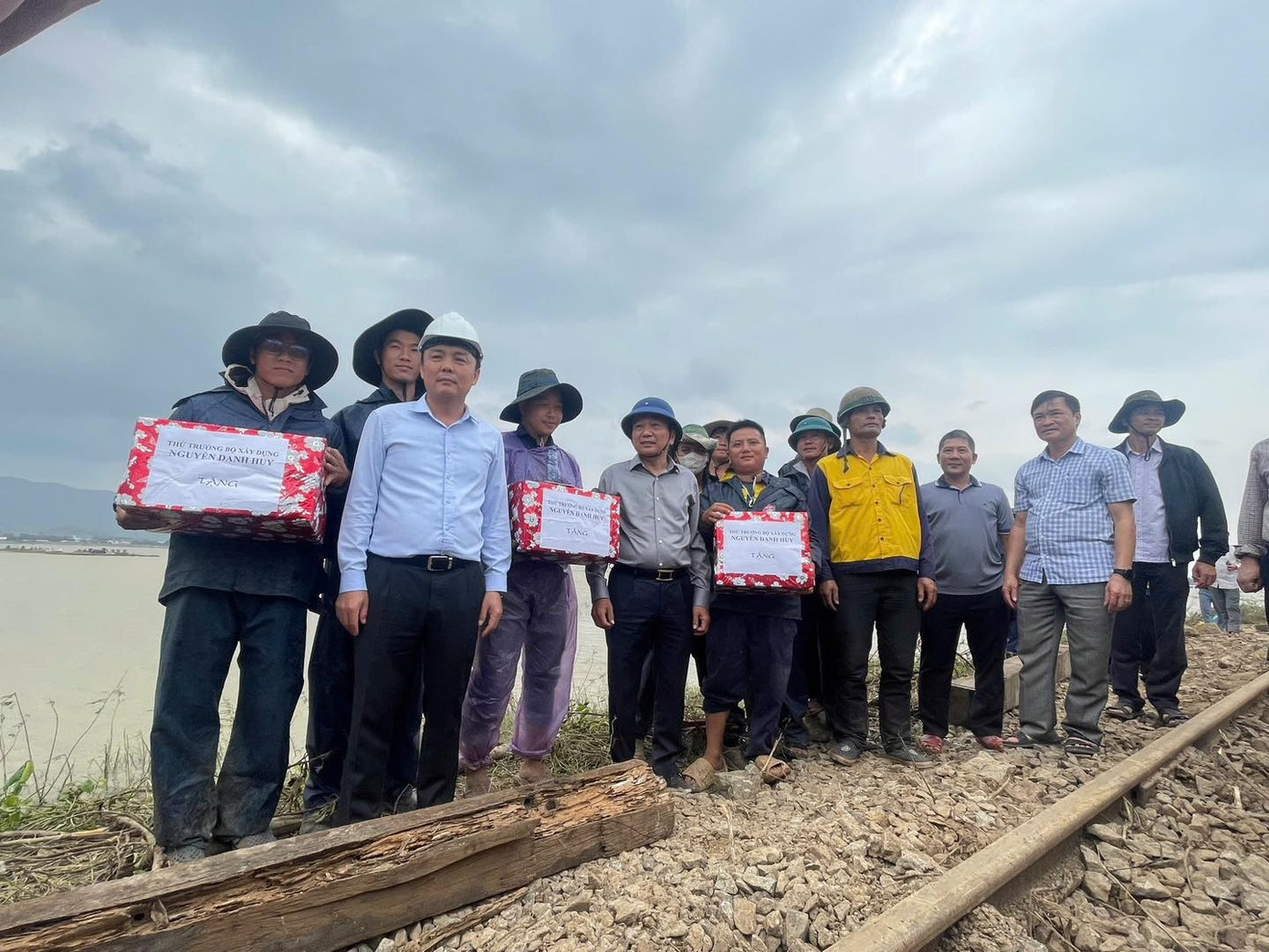 Đứt gãy giao thông sau lũ: Lập phương án khẩn cấp, đề xuất thi công theo lệnh đặc biệt - Ảnh 3