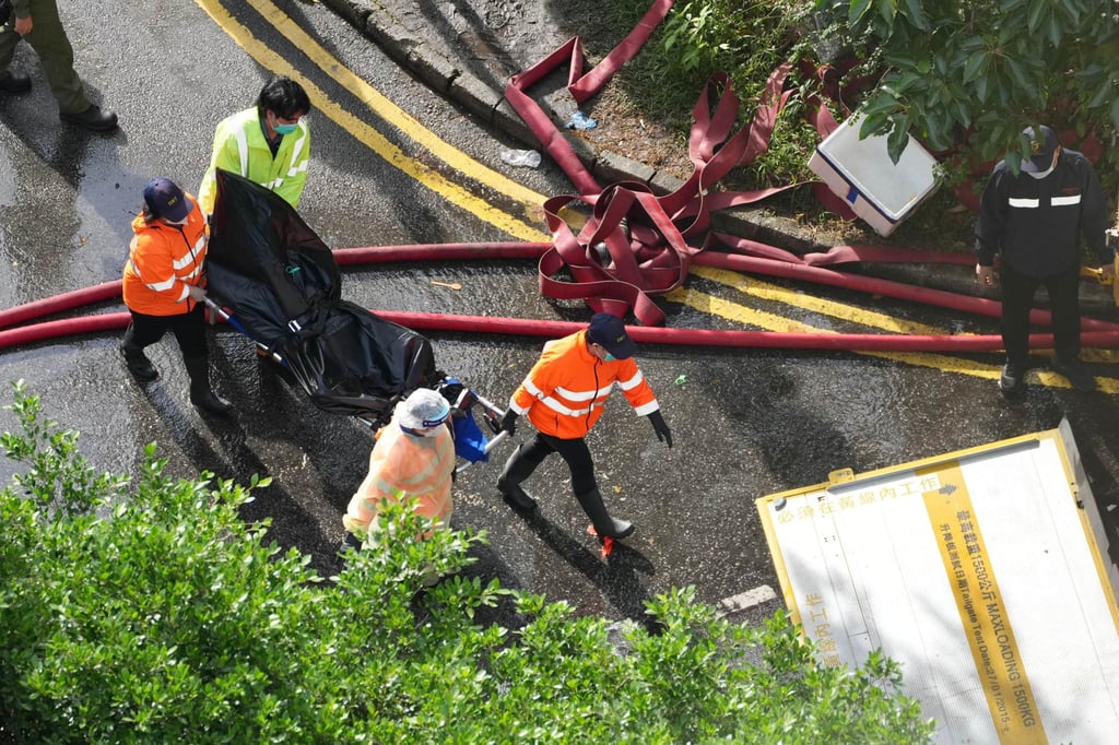 Hong Kong (Trung Quốc) chìm trong tang thương: Hàng dài người thân bật khóc nức nở khi nhận dạng nạn nhân trong thảm hoạ cháy 8 toà chung cư - Ảnh 3