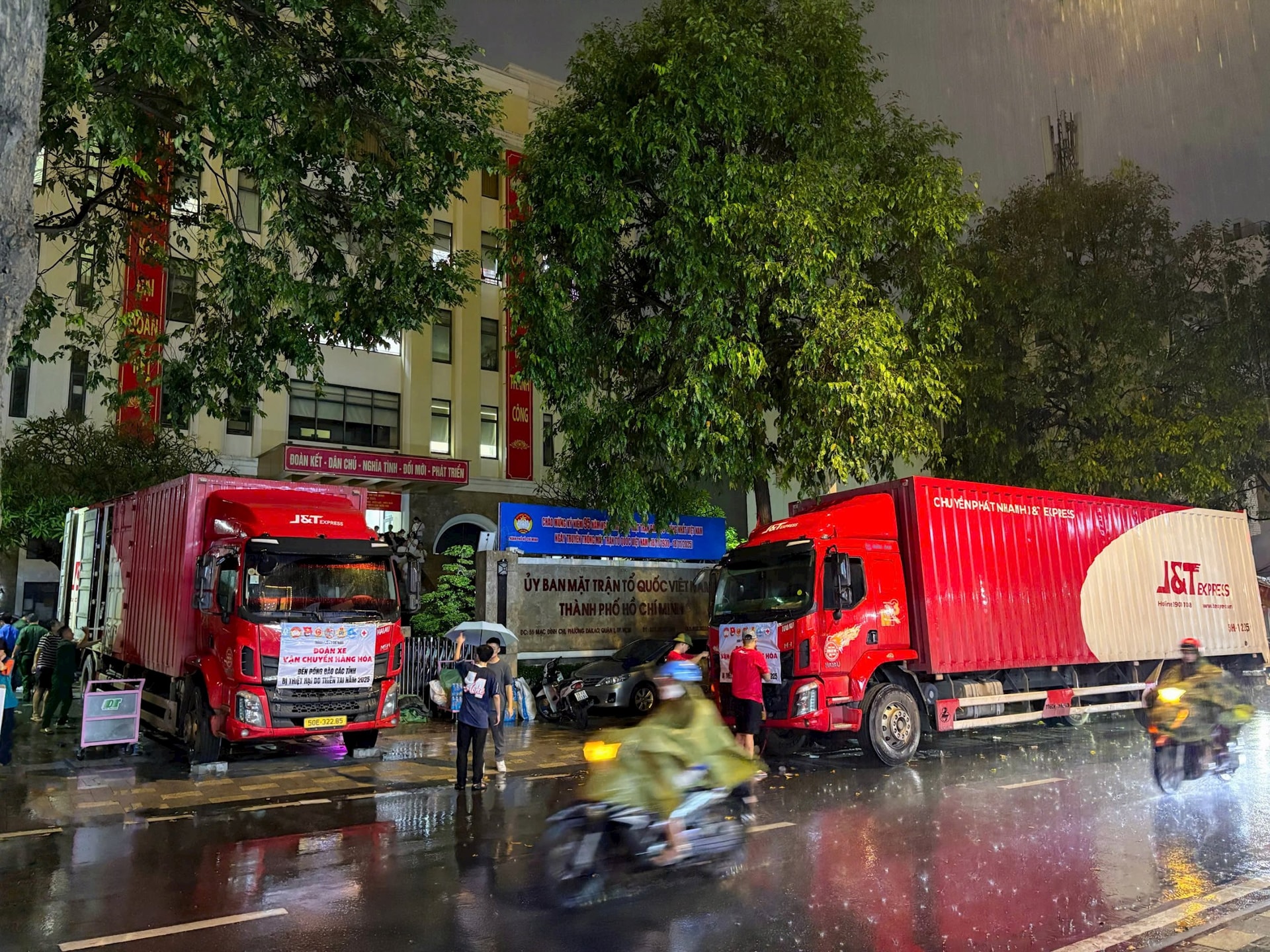 Xuyên đêm lên hàng - Mong bà con vùng lũ thêm vững vàng - Ảnh 1