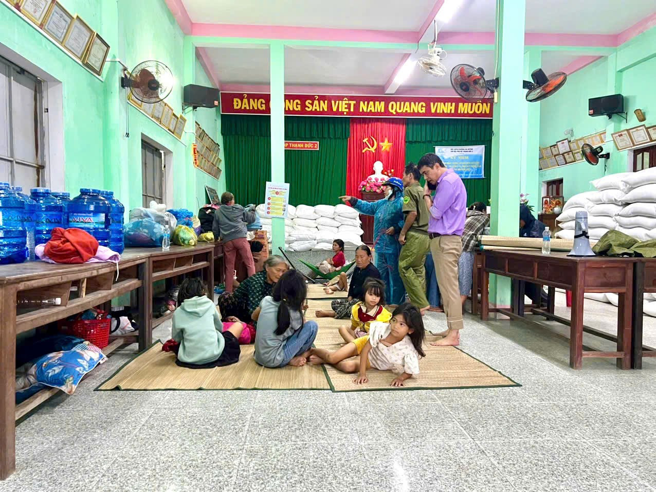 Bộ Quốc phòng và Bộ Xây dựng chỉ đạo ứng phó bão số 13 và sự cố tàu hàng 174.000 tấn - Ảnh 4