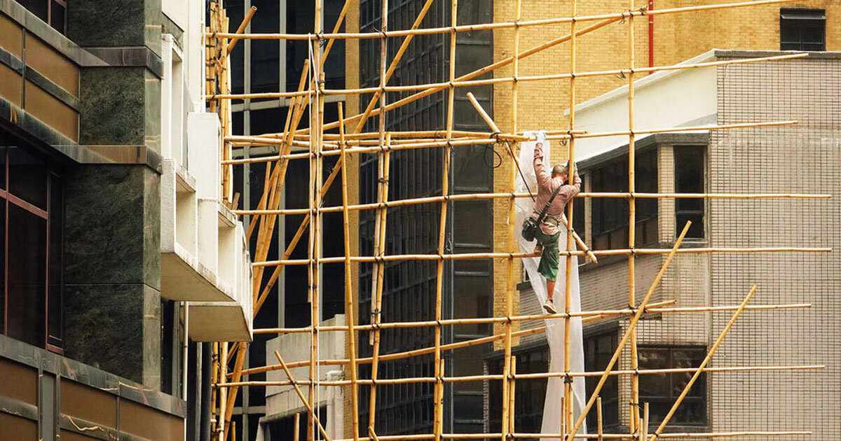 Cận cảnh giàn giáo làm bằng tre bên ngoài tòa chung cư hàng chục tầng: Vì sao đến giờ vẫn được sử dụng? - Ảnh 2