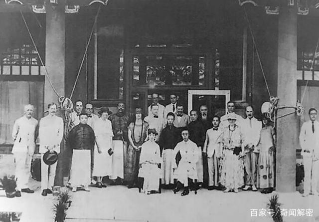 Hé lộ loạt ảnh hiếm chưa từng thấy chụp đám cưới Phổ Nghi - hoàng đế cuối cùng của Trung Quốc - Ảnh 11