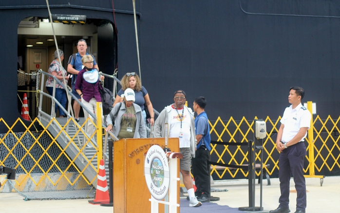 Hai siêu du thuyền hạng sang đưa 3.100 khách du lịch quốc tế đến Quảng Ninh - Ảnh 2