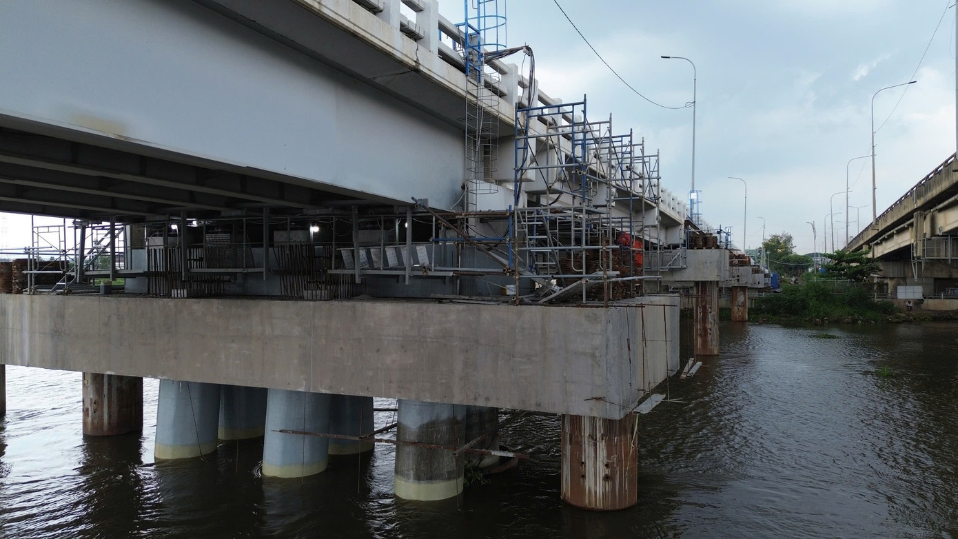 'Thần đèn' nâng cây cầu trên tuyến huyết mạch TPHCM lên 1,25 m - Ảnh 2